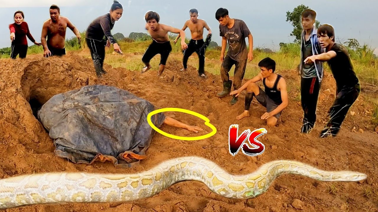 Close-up Team Of Brave Hunters Confront One Ferocious Giant Snakes Attacks Young Man | Mike Fishing